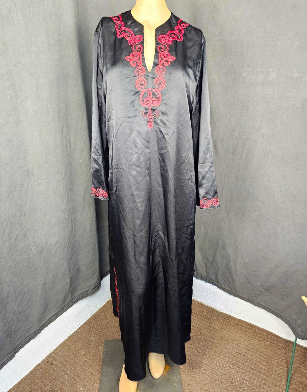 MAN Global Chic Black Kaftan Maxi Dress M Satin Pink Red Embroidered Abaya Robe